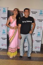 Salman Khan and Sonakshi Sinha on the sets of Sa Re Ga Ma in Famous on 10th Dec 2012 (10).JPG